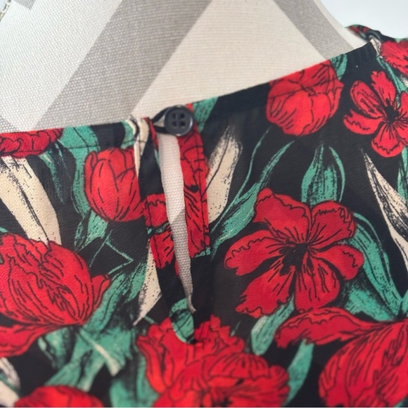 Women’s Krazy Kat Floral Cold Shoulder Blouse Size Medium Red Black Ruffle Hem - Picture 7 of 10